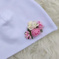 Czapeczka do chrztu biała z kwiatuszkami